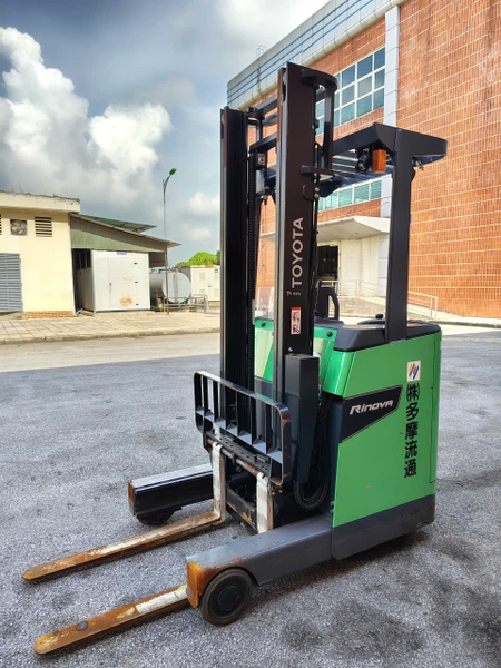 Xe nâng điện cũ reachtruck 1.4 tấn Toyota 8FBR14, chiều cao nâng 4m. Sx 2021. Mã XC.R14TOS40.01074