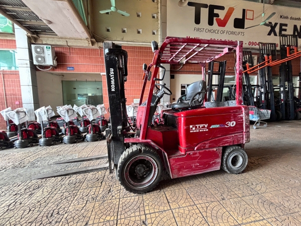 Xe nâng điện KOMATSU model FB30-11 3 tấn nâng cao 3m sản xuất 2008. Mã XC.B30KOS30.00540