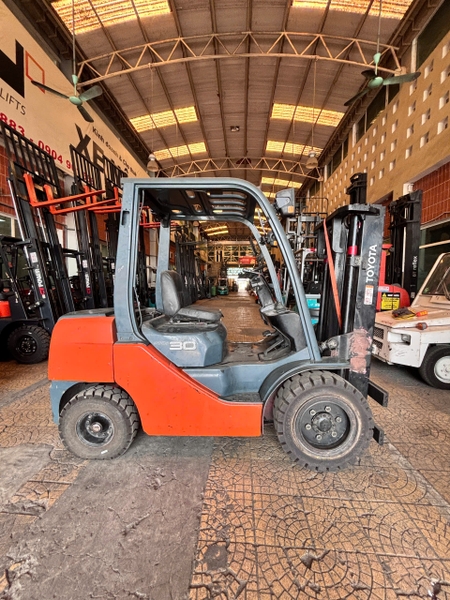 Xe nâng dầu hiệu TOYOTA, model 62-8FD30, sức nâng 3000kg, sản xuất 2011. Mã XC.D30TOT45.00600