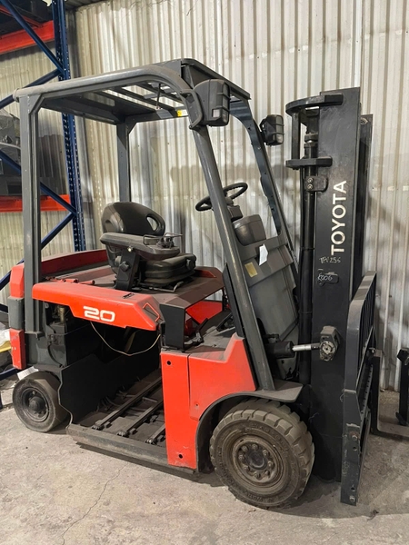 Xe nâng hàng tự hành hiệu TOYOTA, động cơ điện, model 7FBMF20, sản xuất 2004. Mã XC.B20TOT47.00256