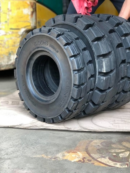 Lốp đặc xe nâng 8.15-15 (28*9-15) hiệu Mr Solid