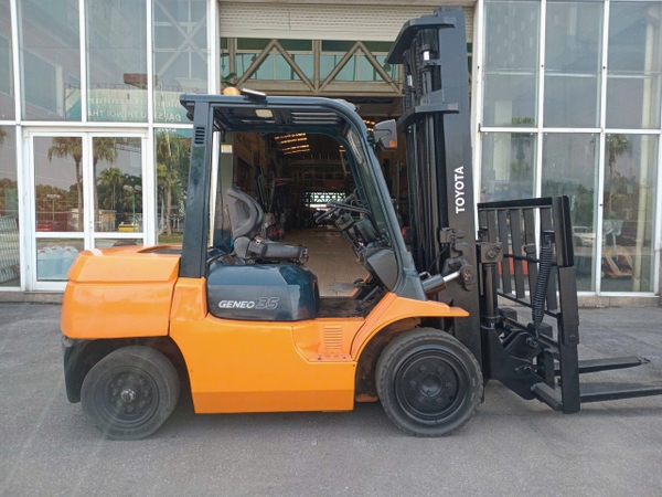 Xe nâng hàng tự hành hiệu TOYOTA, động cơ dầu, model 02-7FD35, số khung 7FDK40-16033, sức nâng 3500kg, năm sản xuất 2006 XC.D35TOS30.00400