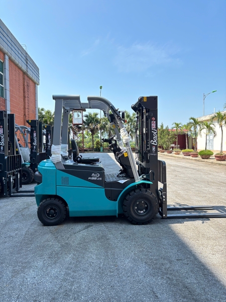 XM.B25BAT47.01070 Xe nâng hàng tự hành hiệu Baoli (thuộc tập đoàn Kion) cùng phụ tùng đồng bộ tiêu chuẩn đi kèm, động cơ điện, model KBE25-01, số khung C31293R50545, năm sản xuất 2026. Hàng mới 100%