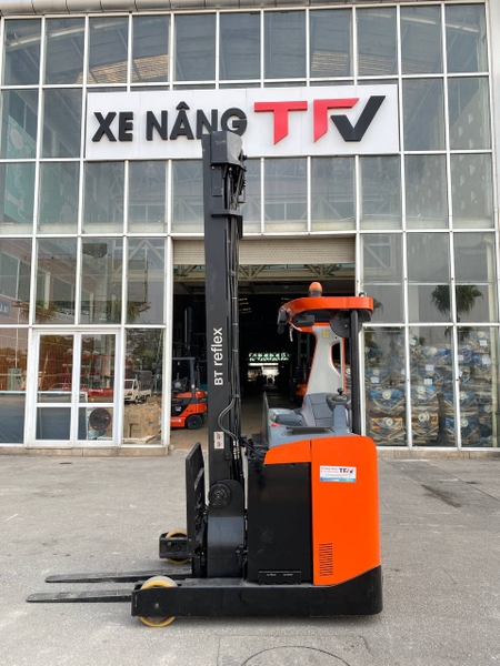 Xe nâng Reach truck 1.6 tấn BT RRE 160. Khung Triplex 9000mm. sx 2012. Mã XC.R16BTT90.00219