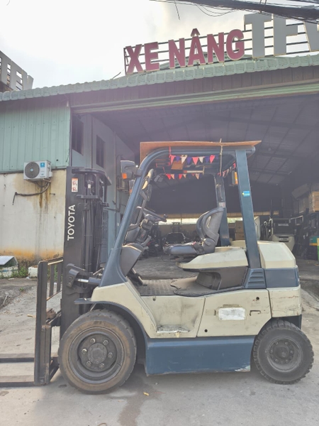 Xe nâng hàng tự hành hiệu TOYOTA cùng phụ tùng tiêu chuẩn đồng bộ đi kèm, động cơ điện, model 7FB30, số khung 7FBJ35-16960, năm sản xuất 2015. Hàng đã qua sử dụng