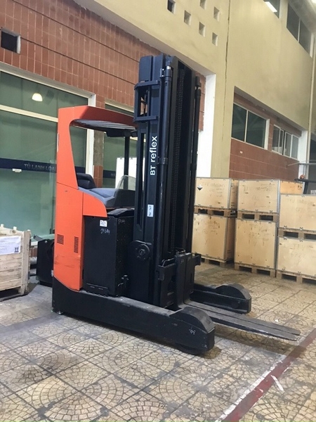 Xe nâng điện cũ Reach truck 2.5 tấn hiệu BT RRE250. Khung Triplex 6300mm. Sản xuất 2011. Mã XC.R25BTT100.00314