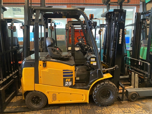 Thuê xe nâng điện ngồi lái cũ 2.5 tấn, Komatsu FE25-1 nâng cao 3m 2015. XC.B25KOS30.00667