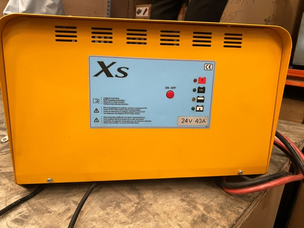 Máy sạc ắc quy hiệu XS 1 pha 24V 40A mã 1913-001 sử dụng cho xe nâng, hàng mới 100%