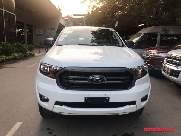 Bán tải Ford Ranger XLS 2019 màu trắng