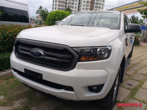 Bán tải Ford Ranger XLS màu trắng