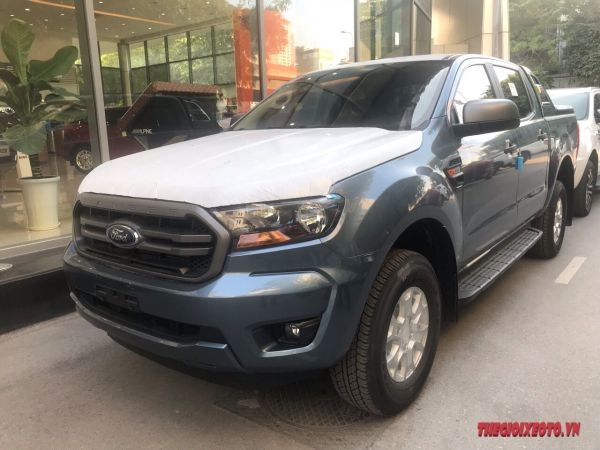 Ford Ranger XLS màu xanh