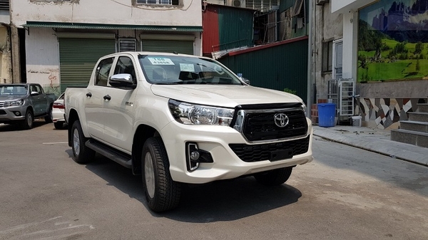 bán tải toyota hilux màu trắng 2.4