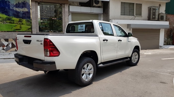 đuôi xe bán tải toyota hilux