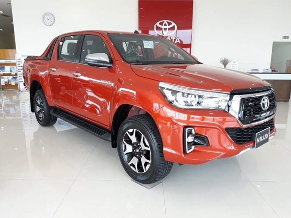 bán tải toyota hilux màu cam