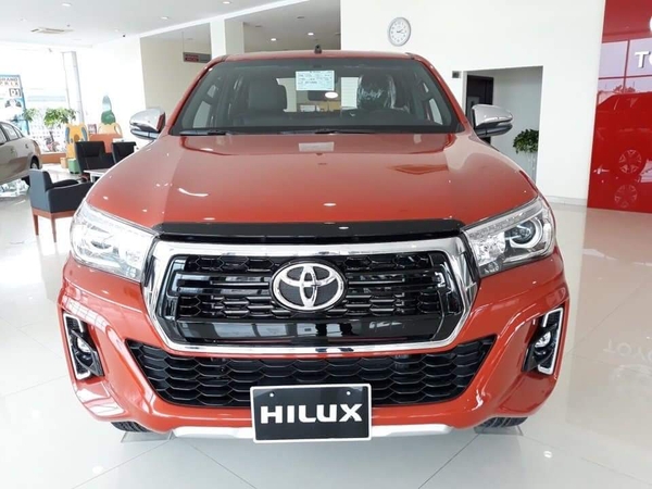 bán tải toyota hilux màu cam ánh kim