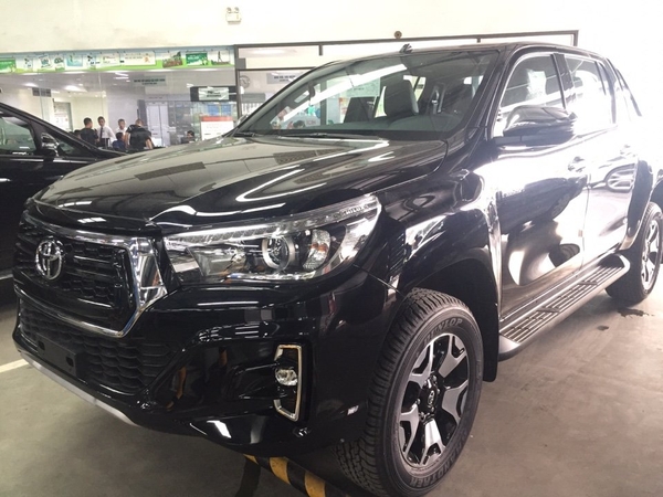 bán tải toyota hilux màu đen