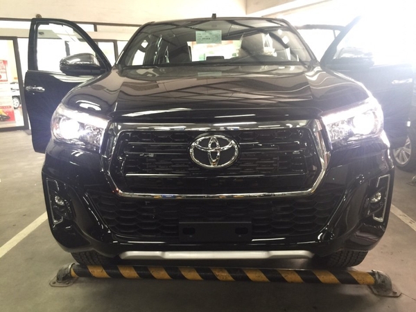đầu xe bán tải toyota hilux màu đen