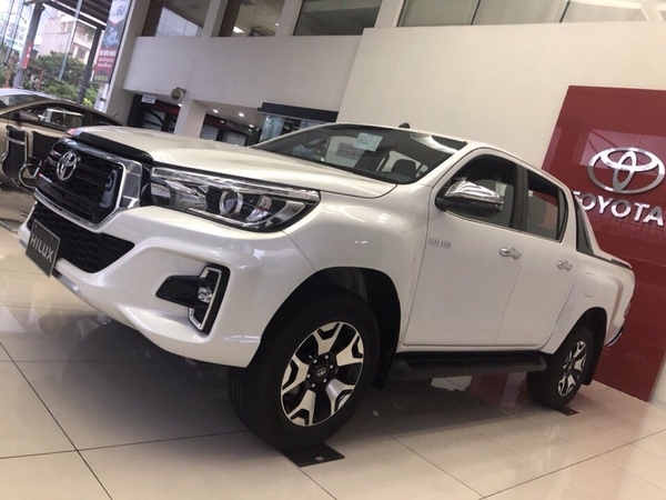 bán tải toyota hilux màu trắng