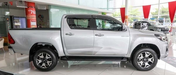 bán tải toyota hilux màu bạc