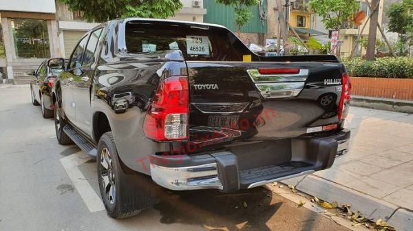 Phần đuôi xe Hilux 2.8 2019