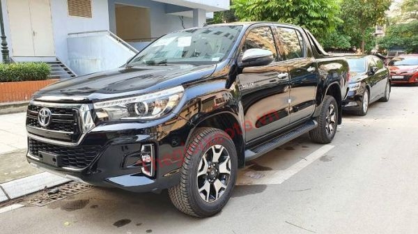 Hilux 2.8Q màu đen