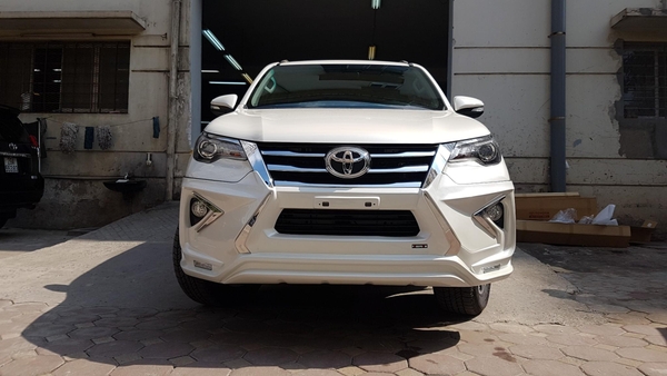 Toyota Fortuner 2017-2020 độ Lexus LX 570 màu trắng ngọc trai