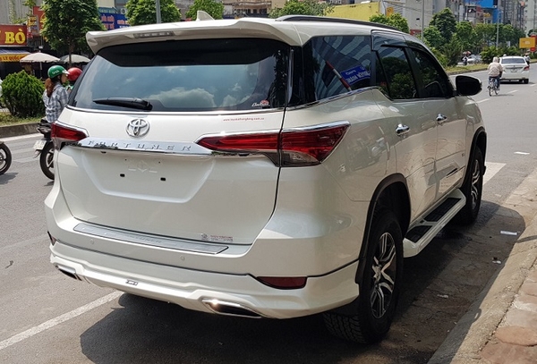 Đuôi xe fortuner với ốp cản sau độ lexus