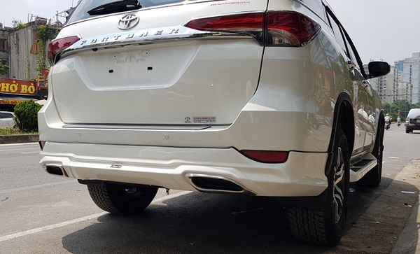 Cận cảnh ốp cản sau của bộ Body kit Lexus Fortuner