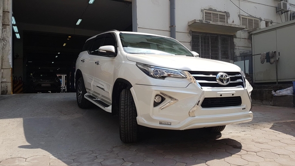 Toyota Fortuner 2017-2020 độ Lexus LX 570 màu trắng ngọc trai