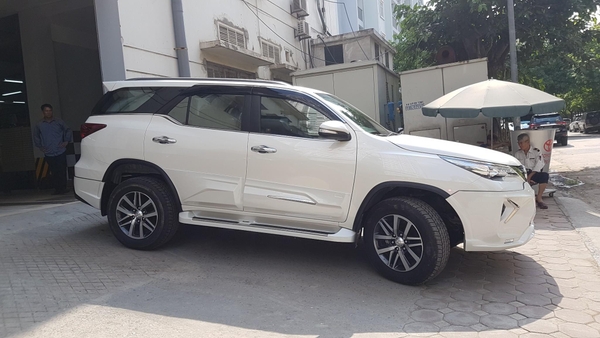 Toyota Fortuner 2017-2020 độ Lexus LX 570 màu trắng ngọc trai