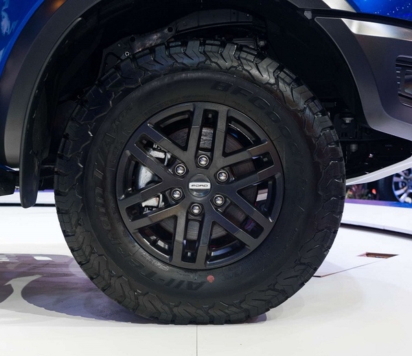 Ranger Raptor dùng la-zăng kích thước 17' và lốp gai chuyên đi offroad hiệu BF Goodrich All-Terrain cỡ 285/70