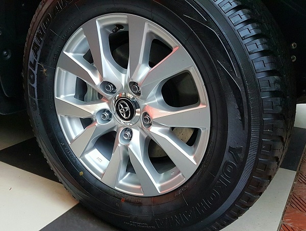 Land Cruiser V8 2020 được trang bị Lazang lớn với kích thước 285/60R18.