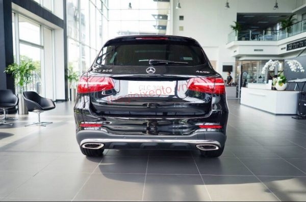 Đuôi xe Mercedes GLC 300 4Matic 2019 màu đen