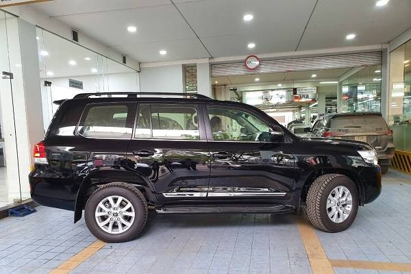 Toyota Land Cruiser V8 2019 có kích thước tổng thế dài x rộng x cao tương ứng (4950 x 1980 x 1945 mm). Kiểu dáng hầm hỗ và vô cùng mạnh mẽ.
