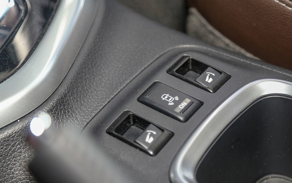Chức năng chỉnh điện cho hàng ghế đầu của nissan terra