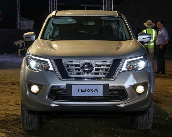 Cận cảnh phần đầu xe của Nissan Terra 2019