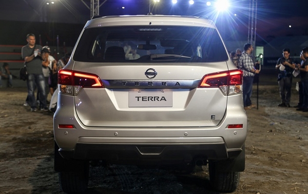 Đuôi xe Nissan Terra