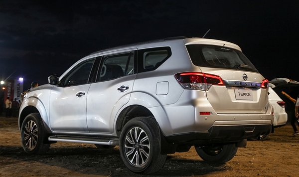 Nissan Terra 2019 được trang bị Lazang hợp kim đúc 18 inch thể thao.