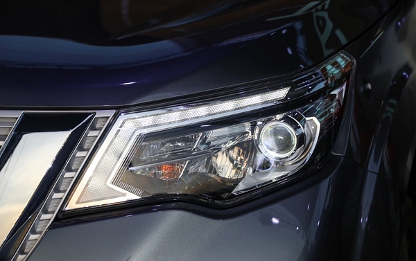 Đèn pha của Nissan Terra 2019
