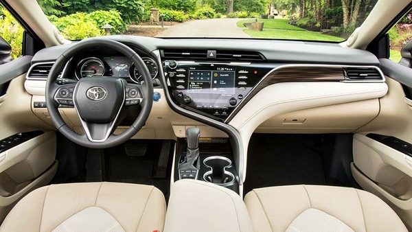 Bảng taplo Toyota Camry 2019 với thiết kế mới đẹp và hiện đại hơn.