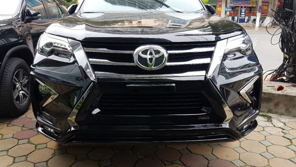 đầu xe Toyota Fortuner 2017-2020 độ Lexus