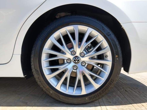 Camry 2019 được trang bị Lazang đúc đa chấu 18"