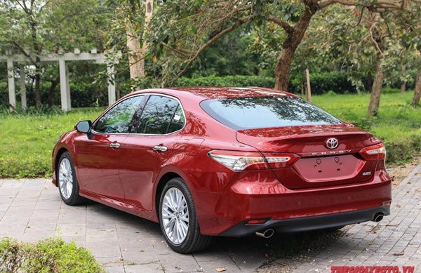 Toyota trang bị cho Camry 2019 phiên bản cao cấp nhất Lazang đa chấu thể thao 18 inch