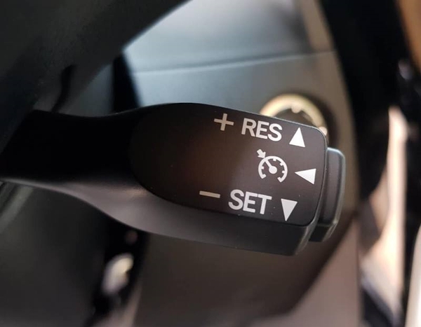 Trên phiên bản Corolla Altis 2019 được trang bị thêm tính năng ga tự động hay còn gọi là Cruiser Control.