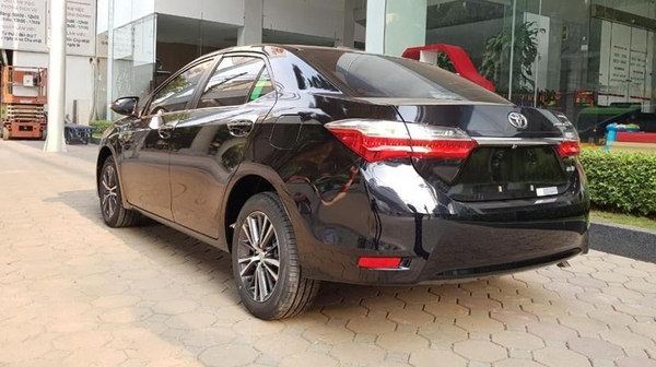 Phần đuôi xe Toyota Altis 2019