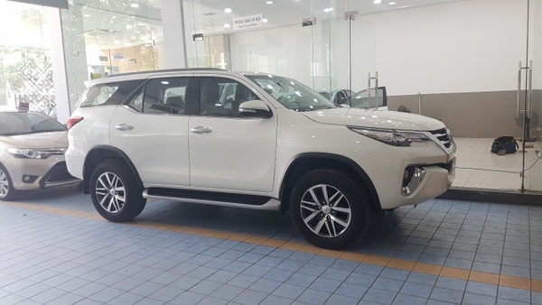 toyota fortuner màu trắng