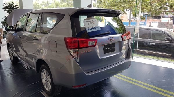 hông xe toyota innova