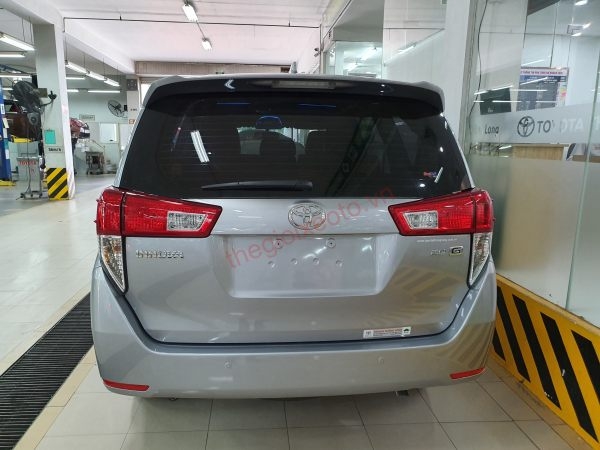 đuôi xe toyota innova
