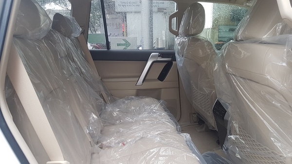 toyota land cruiser prado vx 2019 hàng ghế sau
