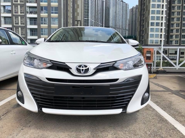 Phần đầu xe Vios màu trắng